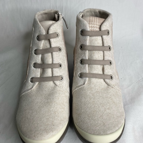 Bzees Womens Ankle Boots 7M Kick Back Taupe Cushioned Insole Arch Support New - Picture 7 of 10